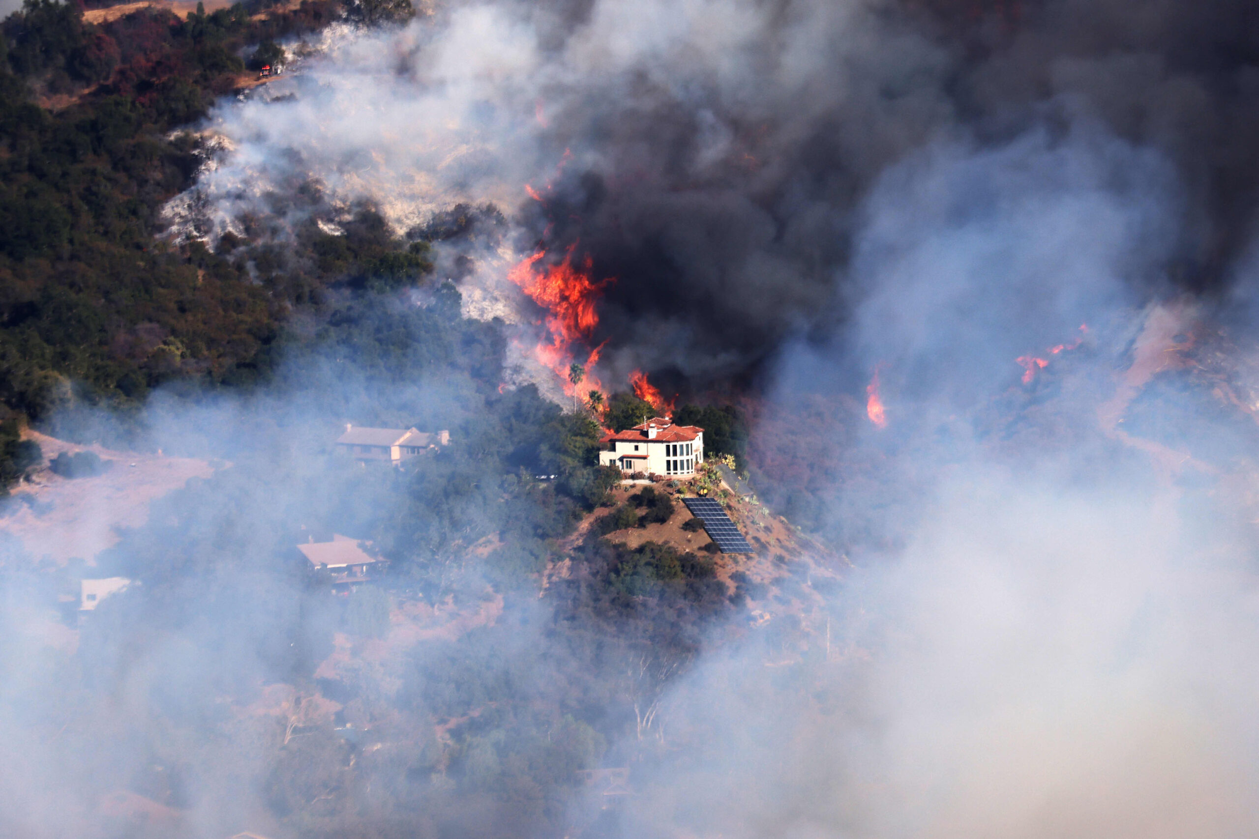 LA wildfires intensify: Thousands evacuated, death toll climbs (photos)