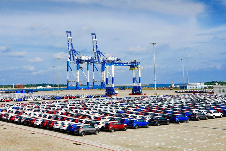 Cash-strapped Sri Lanka ends ban on vehicle imports