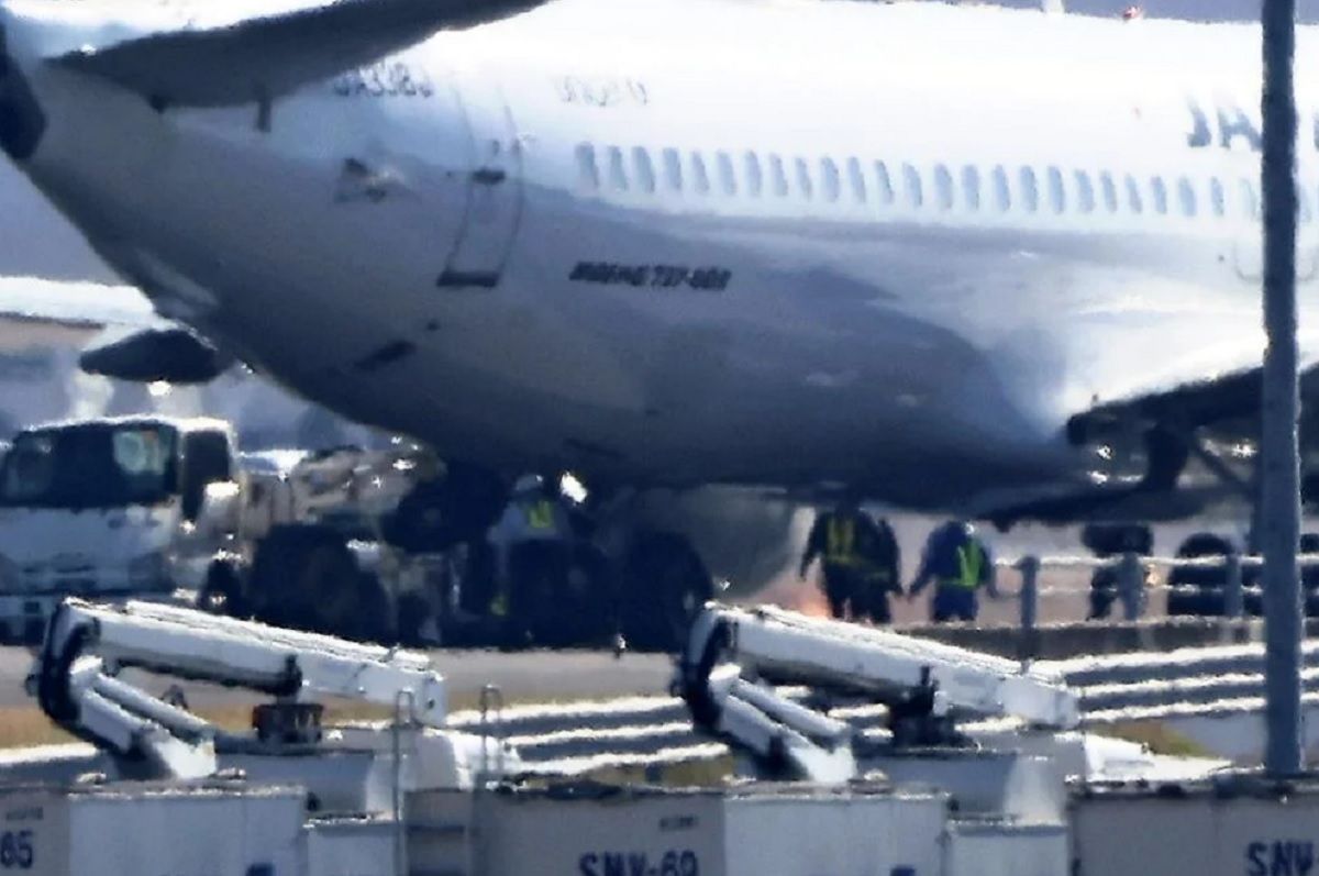 JAL plane suffers flat tire while landing at Tokyo’s Haneda Airport