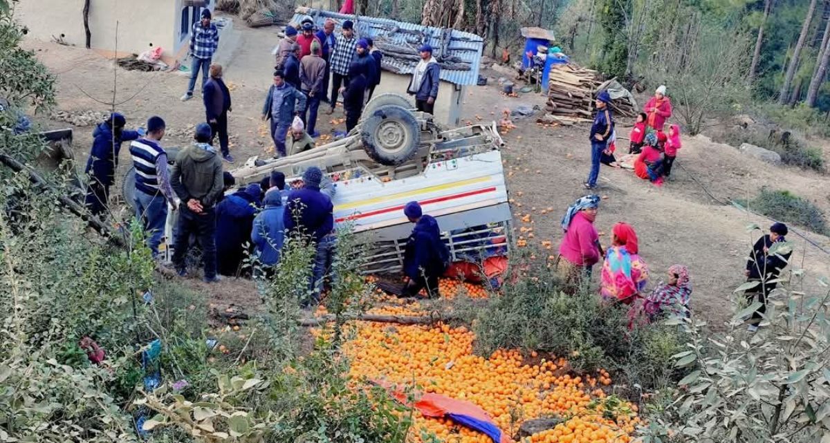 Vehicle carrying oranges meets with accident; driver killed, three injured