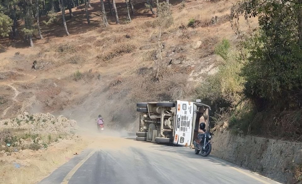 Bus en route to Ramechhap overturns in Dhulikhel, 17 injured