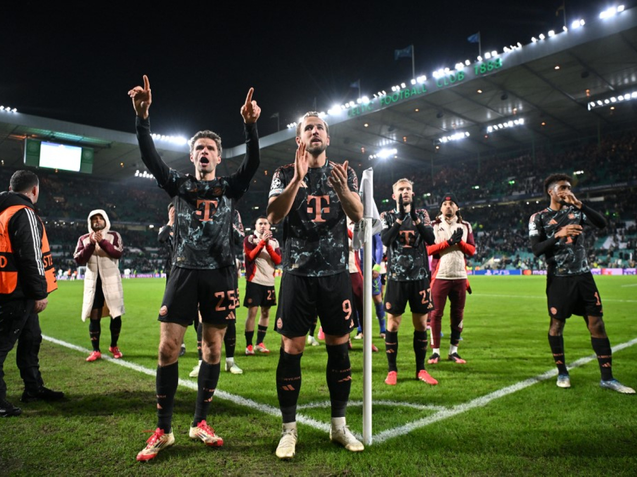 Bayern Munich wins first leg of Champions League playoffs