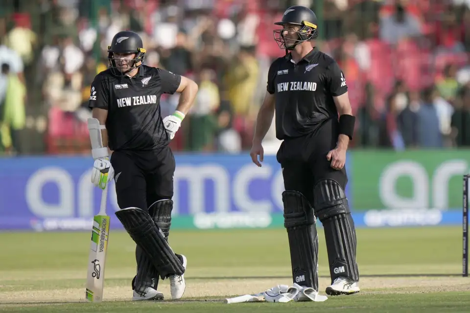 Young & Latham’s centuries power New Zealand to 321 against Pakistan