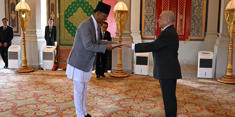 Ambassador Oli presents letter of credence to Cambodia’s King