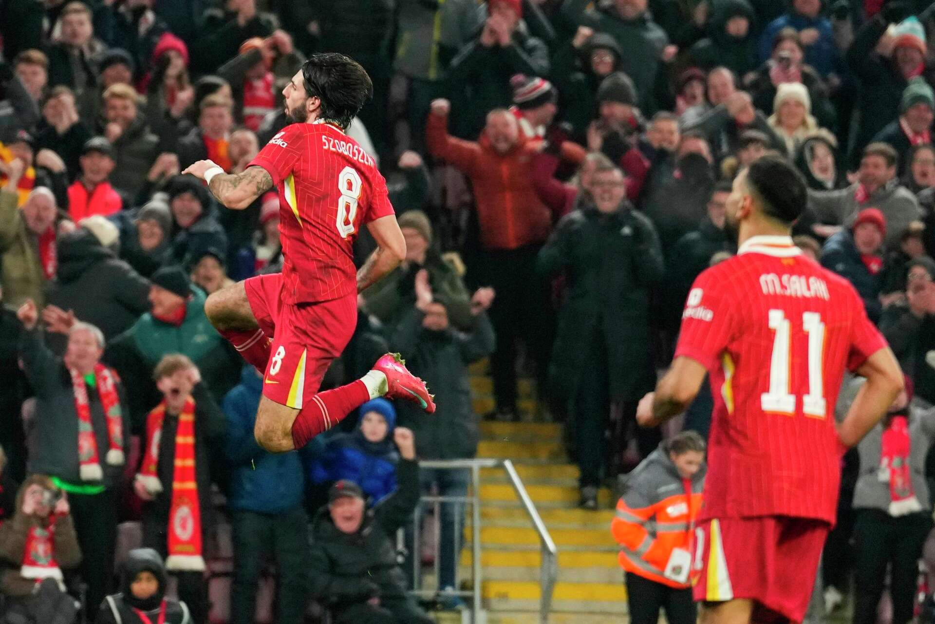 Liverpool storms into League Cup final