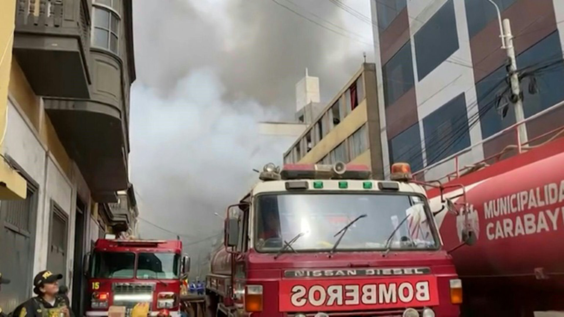 Firefighters battle major blaze in Peru’s capital