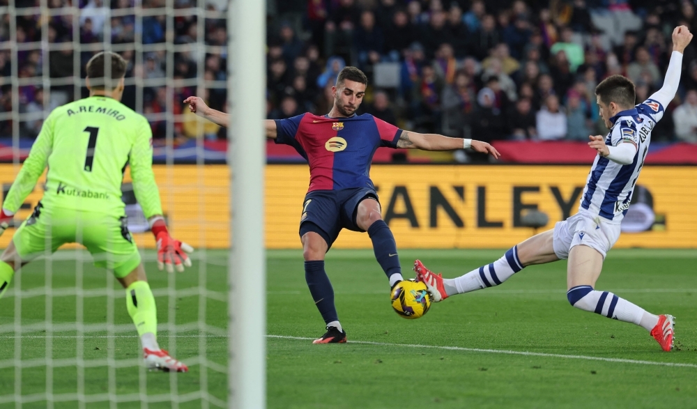 Barcelona reclaims La Liga top spot with 4-0 win