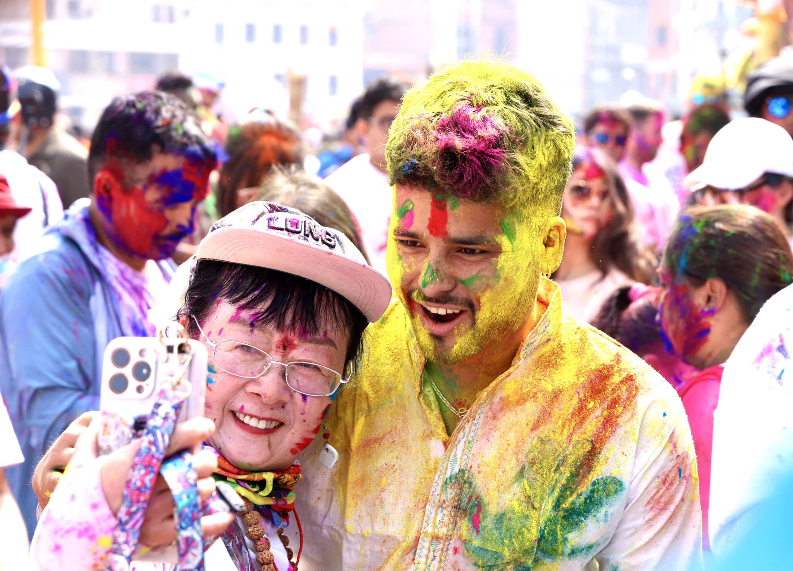 Holi: Streets turn into colorful festivities (photos)