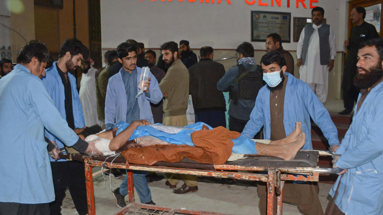 At least 25 bodies retrieved from Pakistan train siege