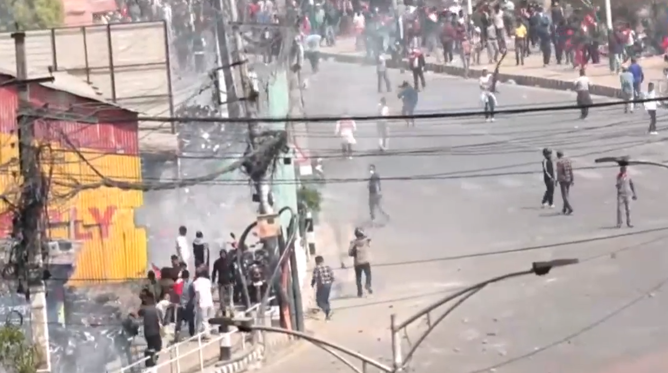 Police use tear gas against royalist protesters