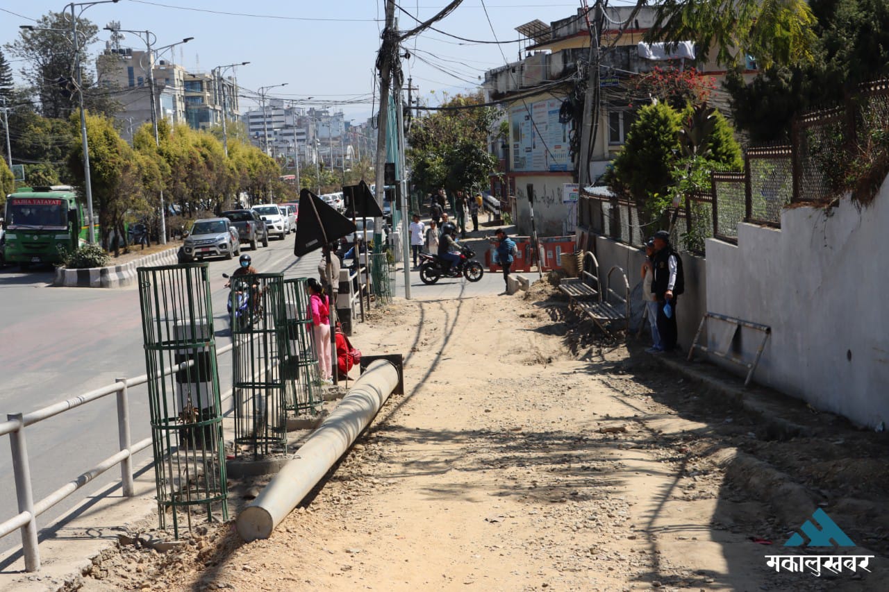 Babar Mahal footpath revamp stalled, pedestrians struggle (photos)