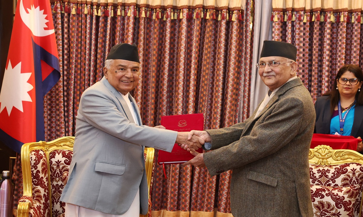 PM presents annual report to President