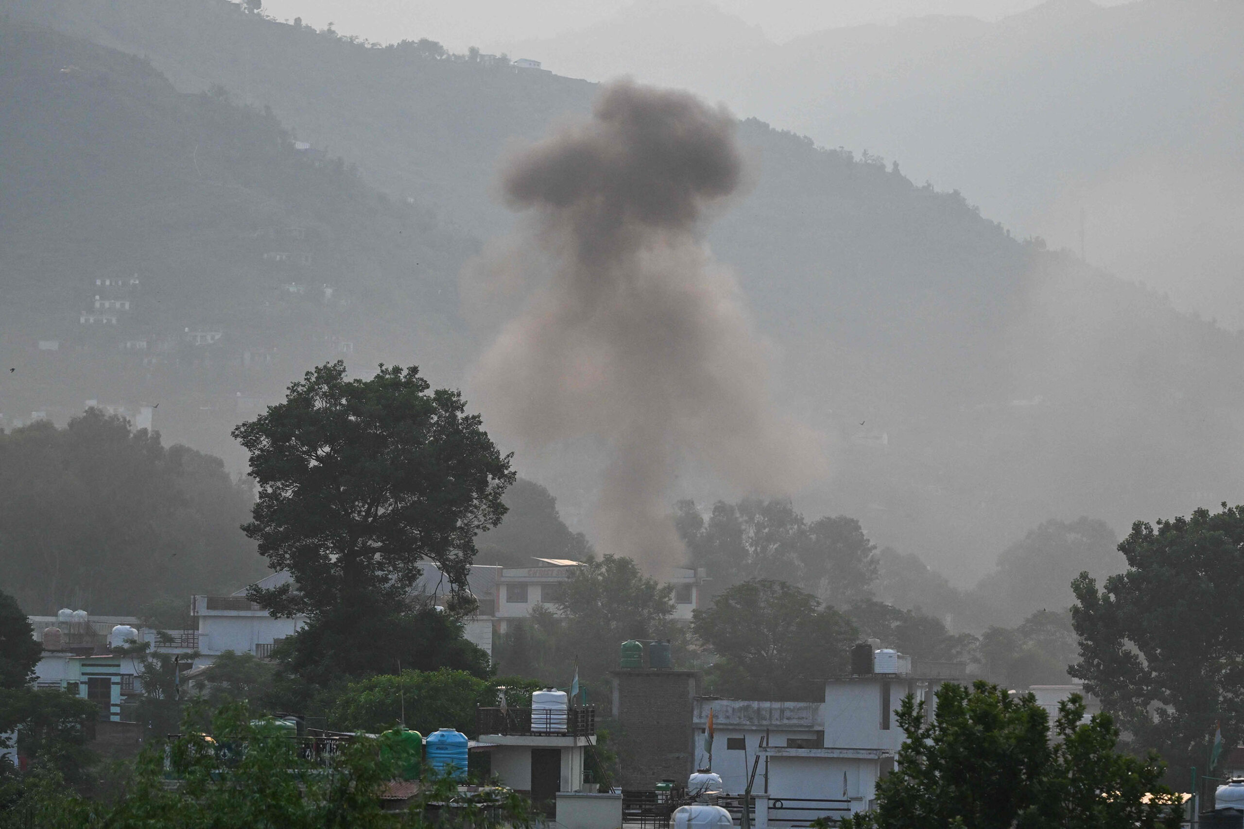 India-Pakistan tensions rise: Jet downed, drills begin (photos)