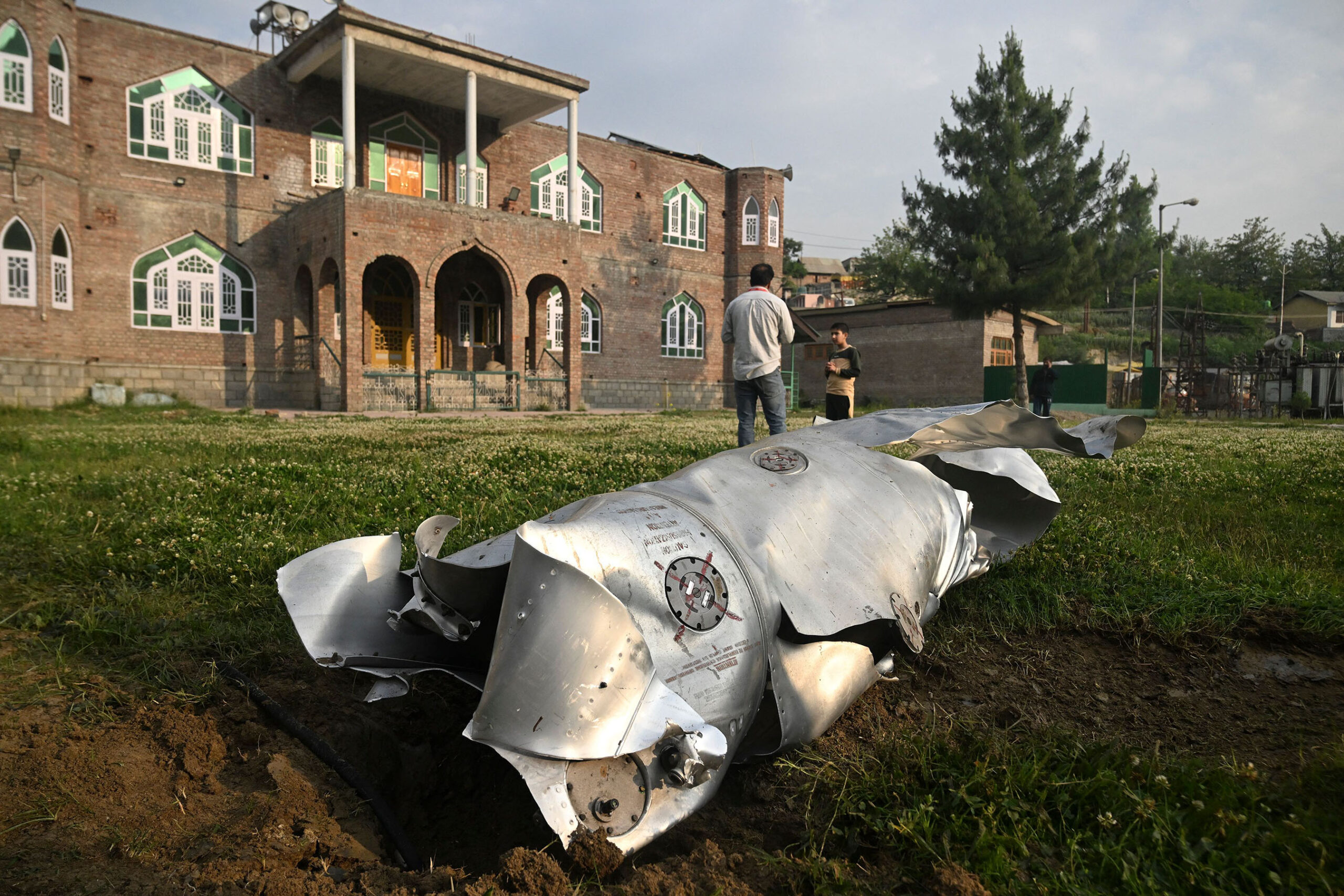 India-Pakistan tensions rise: Jet downed, drills begin (photos)