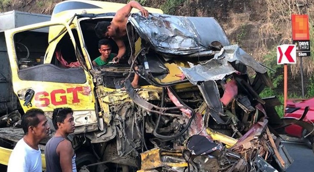 12 dead, 30 injured in 5-vehicle collision in Philippines