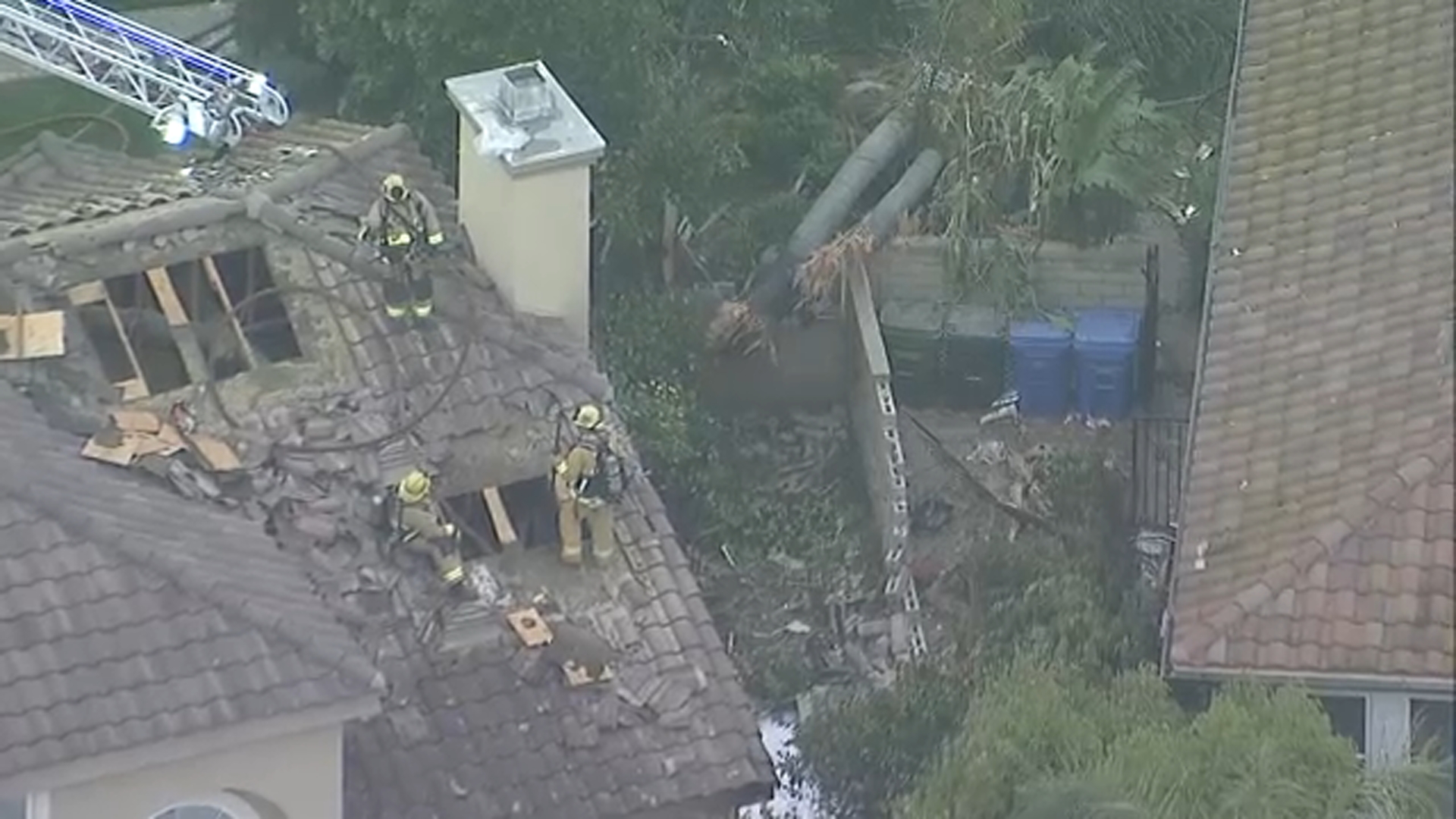 Pilot killed in small plane crash in Southern California neighborhood