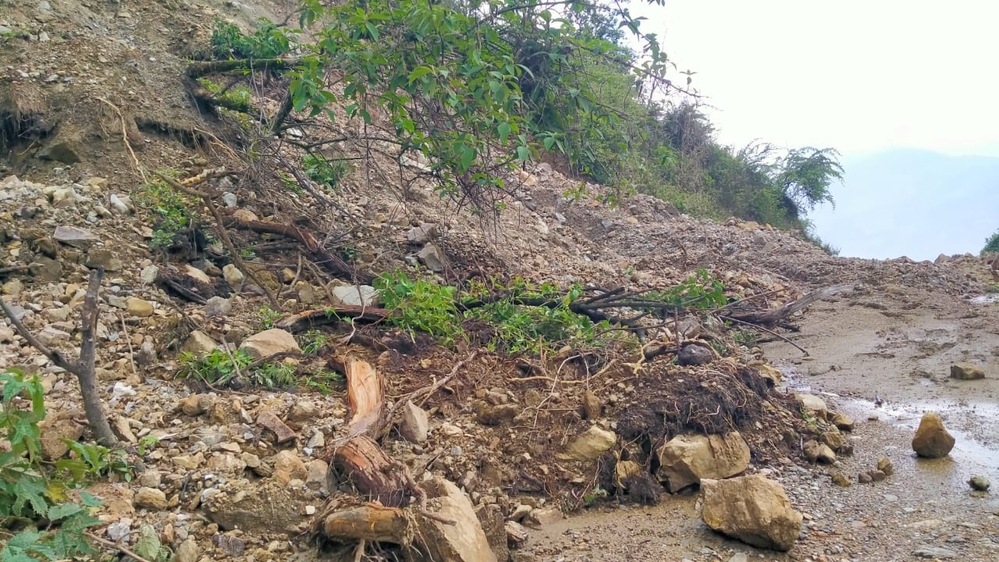 Landslide strands tourists returning from Kanchenjunga