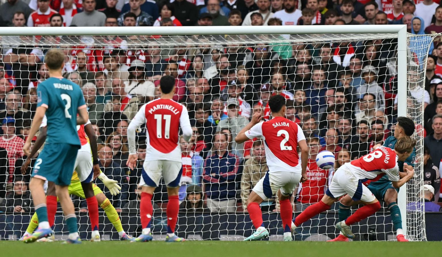 Bournemouth stun Arsenal 2-1 to keep European hopes alive