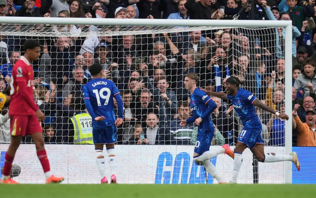 Chelsea stun Liverpool 3-1 to boost Champions League hopes