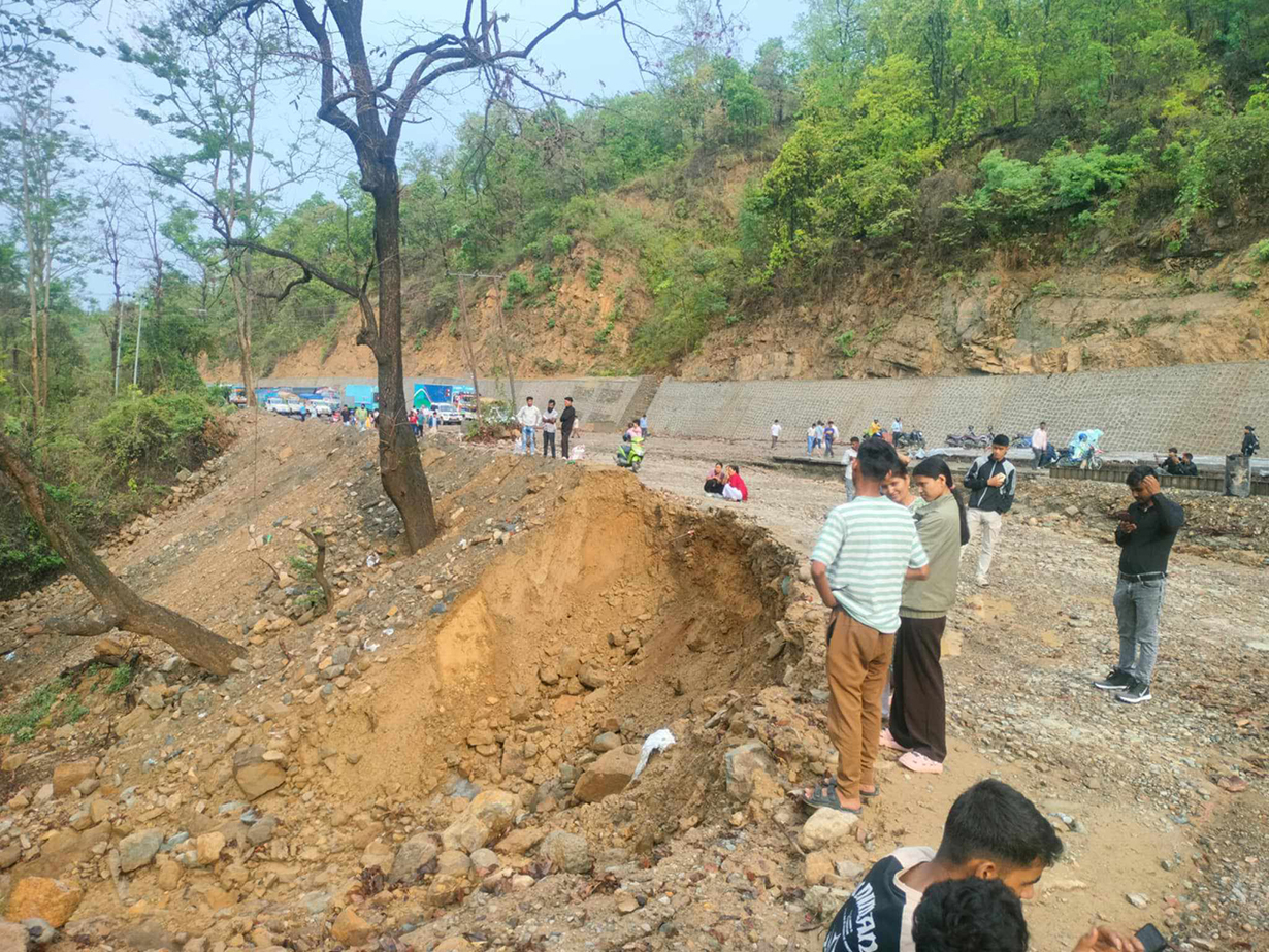 Road collapses on Daunne section, halts traffic on East-West Highway