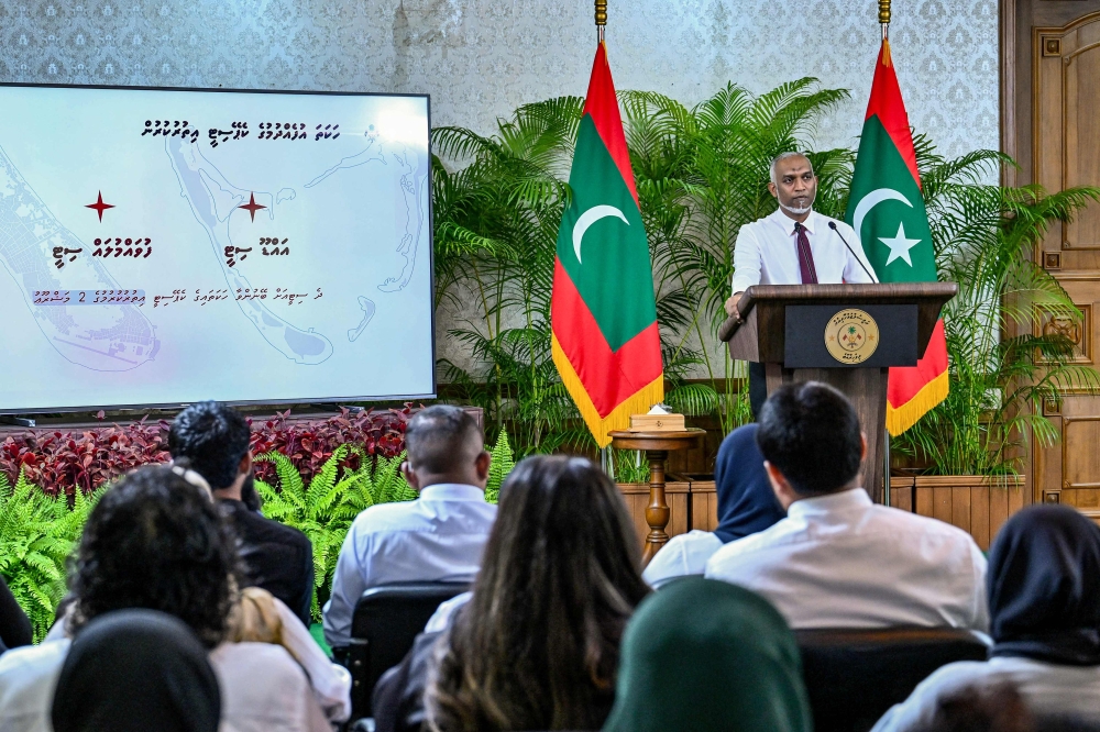 Maldives president holds record 15-hour press conference