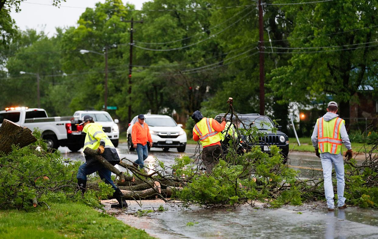 Deadly storms kill 21, leave 200,000 without power in US