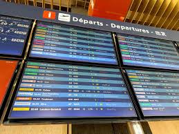 More flights cancelled at Paris’ airport due to traffic control failure