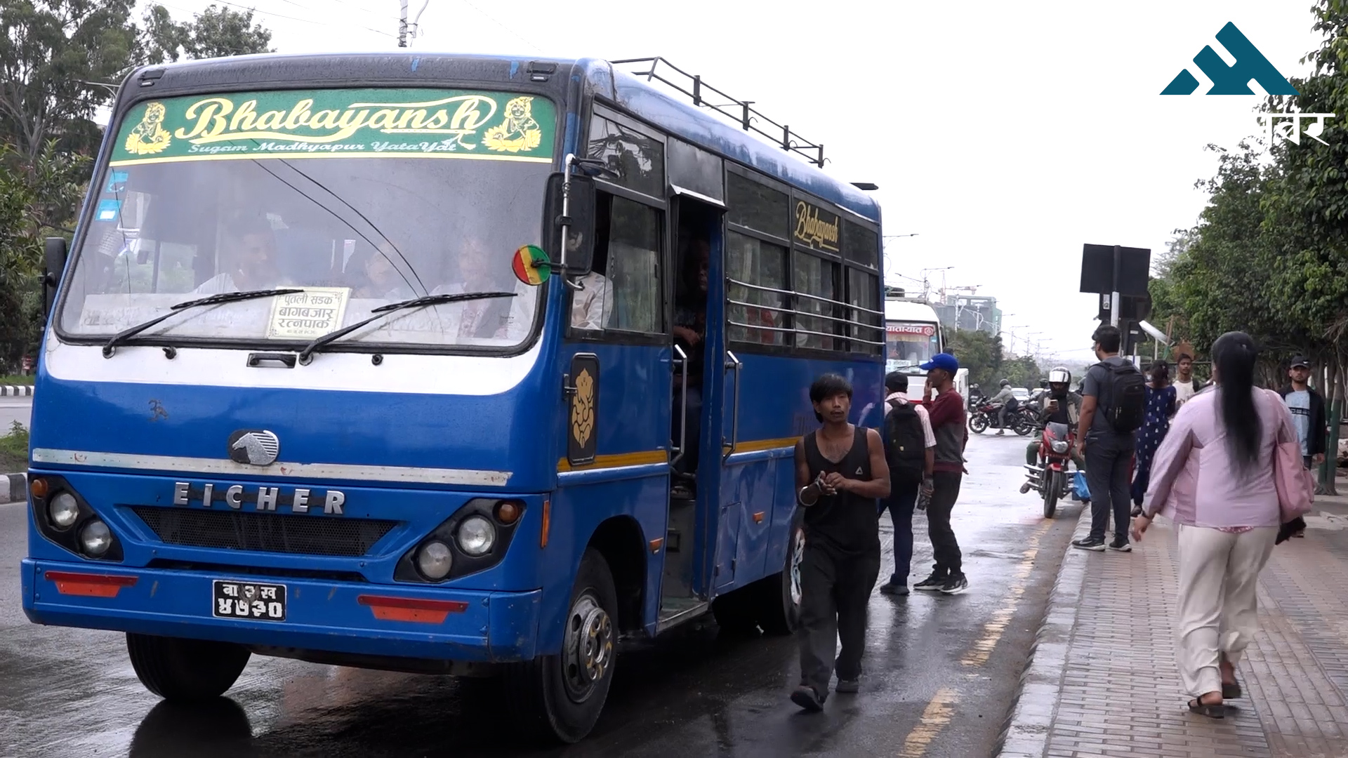 Public transport resumes after ride-sharing row ends (video)