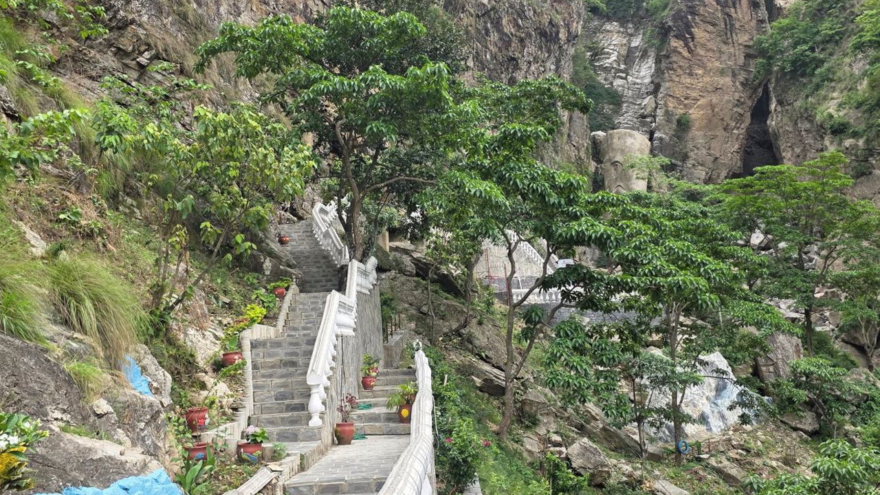 Aaina Pahara cliff emerges as a new tourist magnet