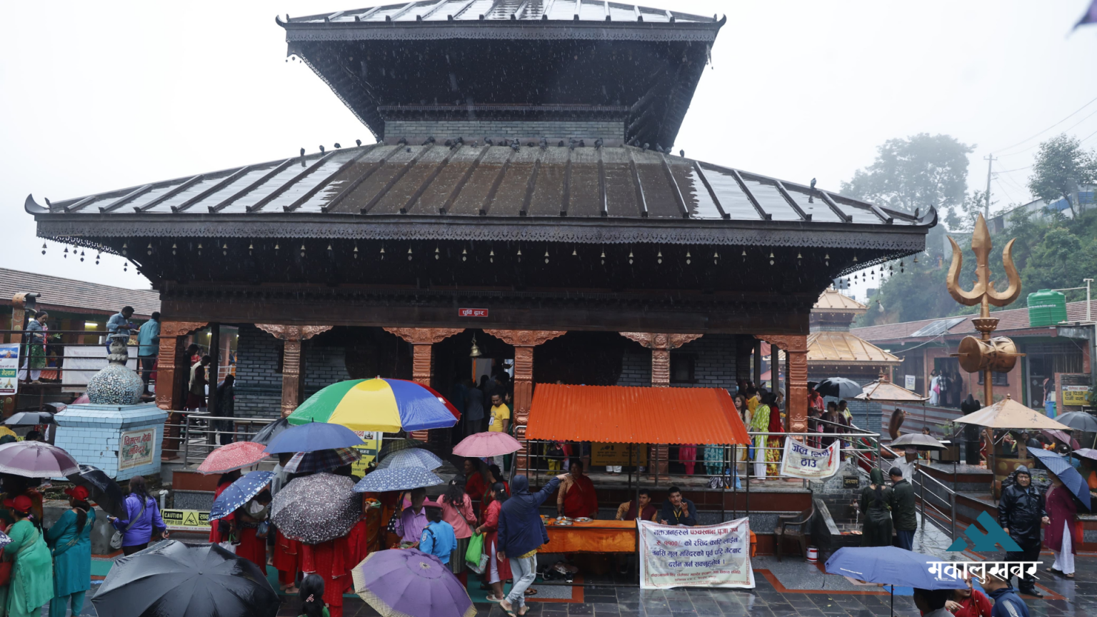 Devotees flock to Doleshwar Mahadev despite rain (photos)