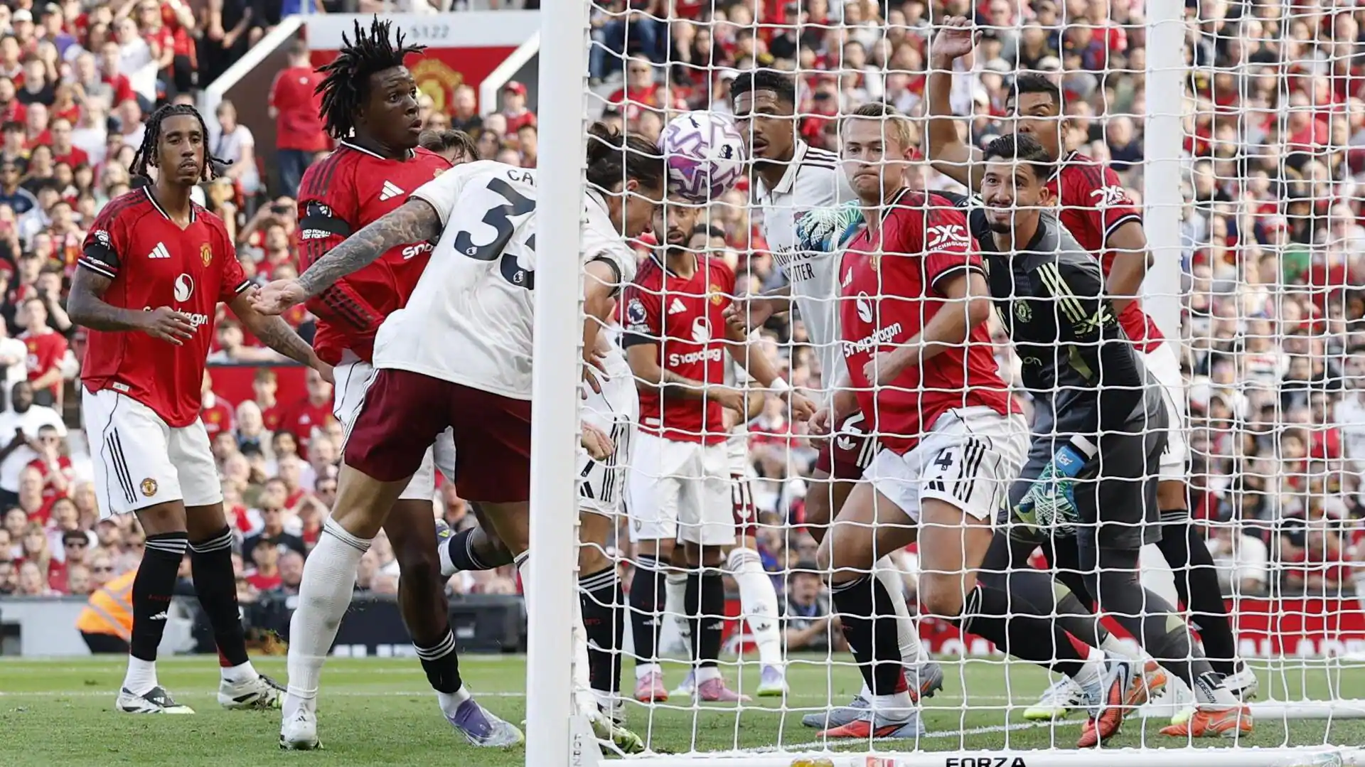 Arsenal edge Manchester United 1–0 at Old Trafford