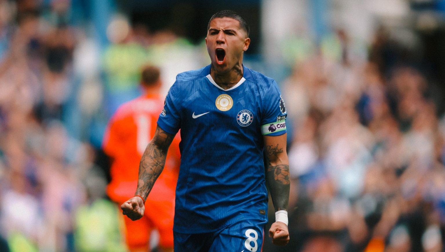 Chelsea secure first home win; Manchester United grab late thriller