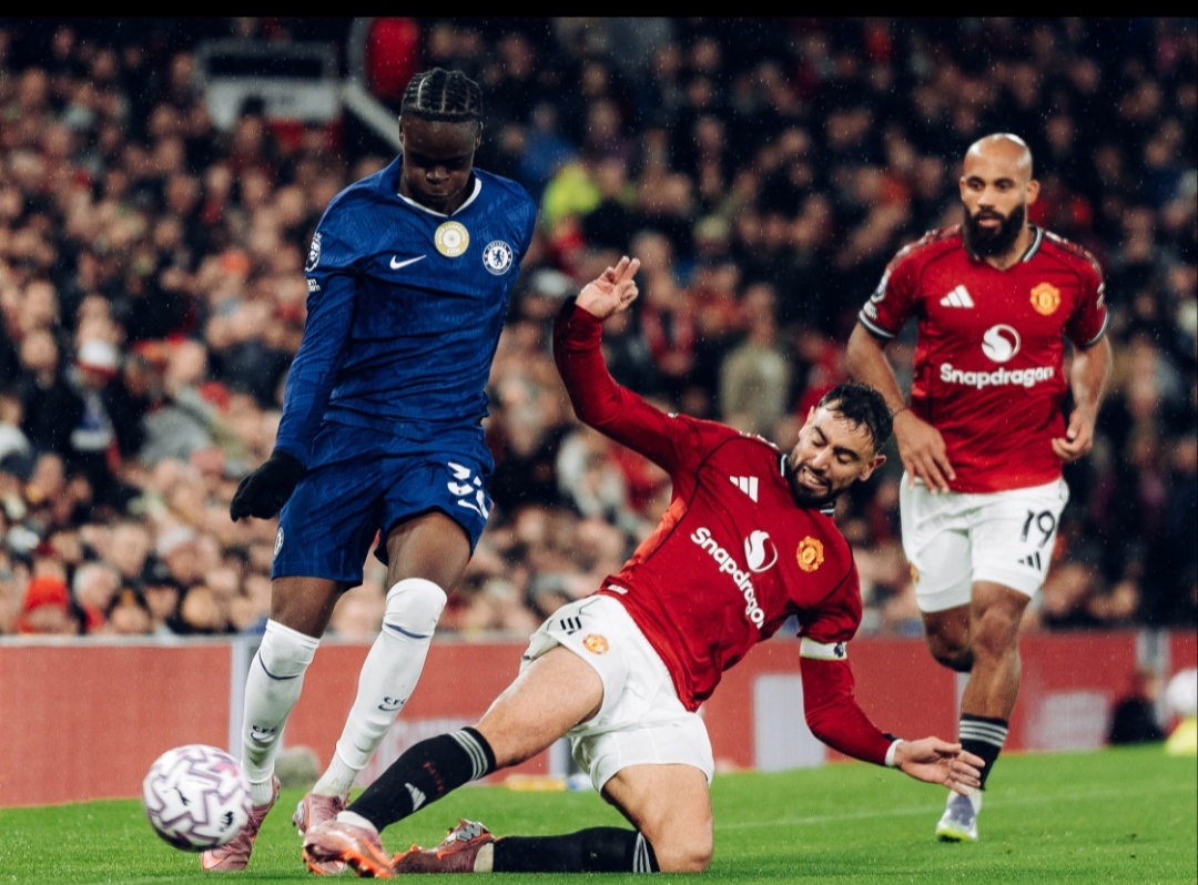 Manchester United edge Chelsea 2–1, Fulham stage comeback win