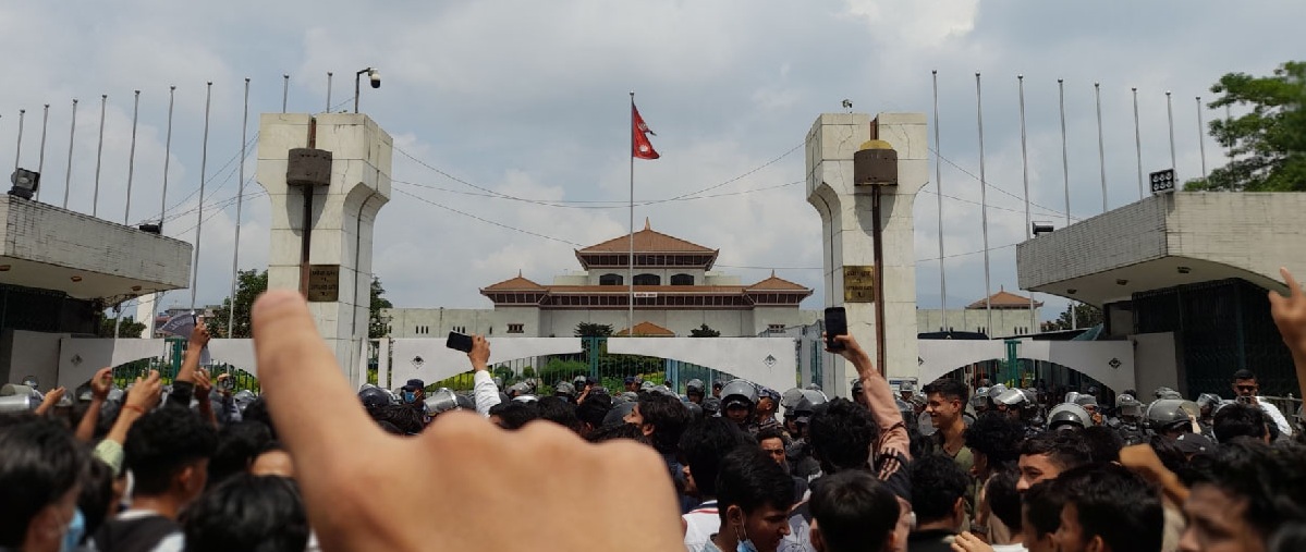 Curfew scatters Gen Z protesters