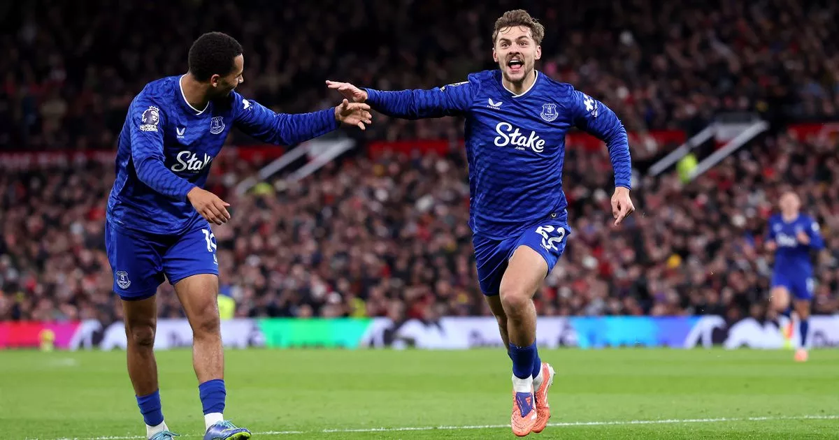 Everton stun 10-man Manchester United 1–0 at Old Trafford