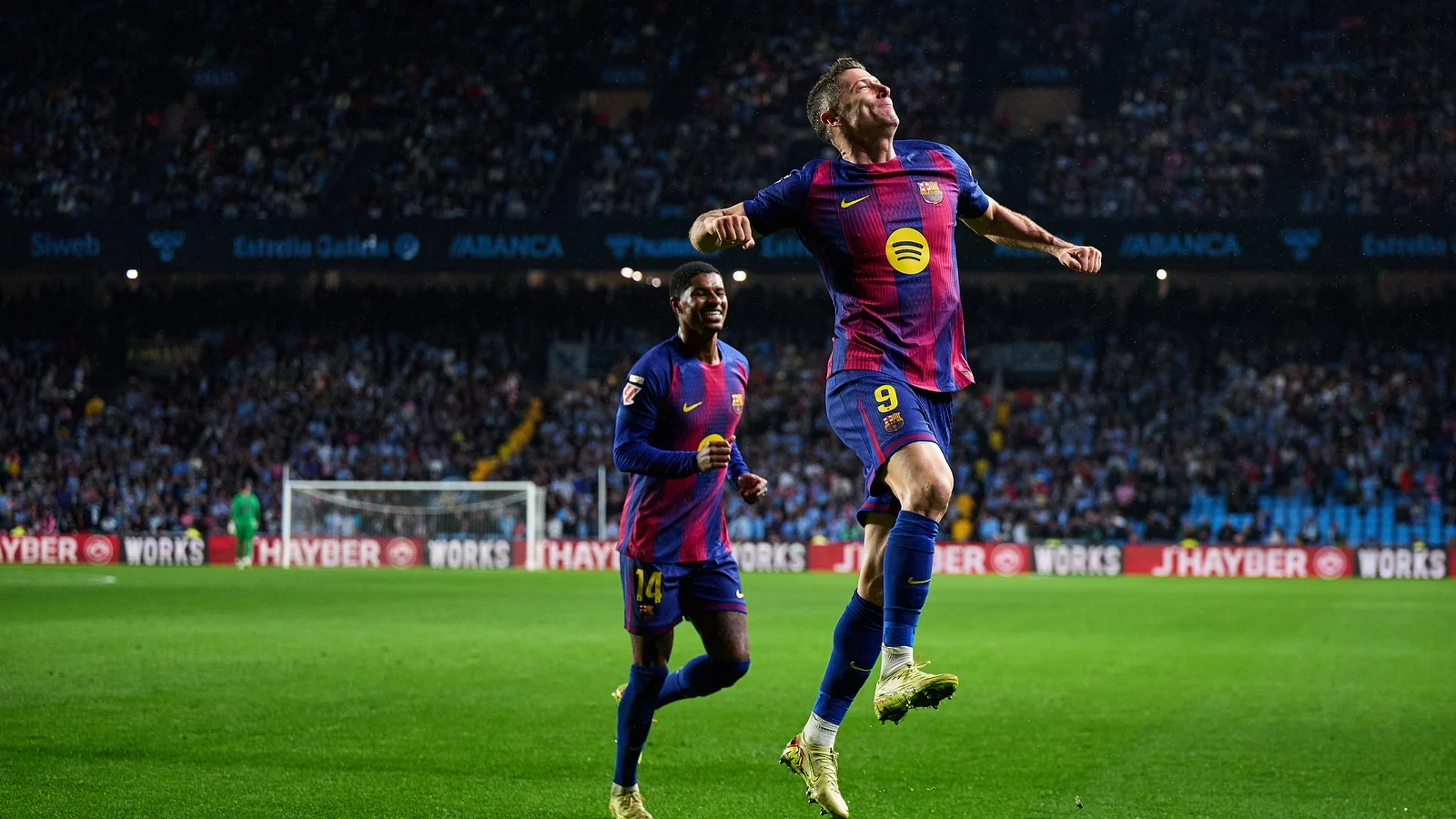 Lewandowski hat-trick fires Barcelona to 4-2 win, closes gap on Real Madrid