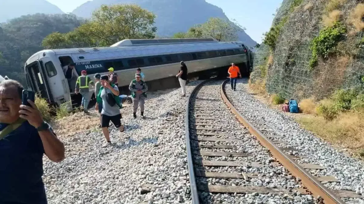 13 killed, 98 injured as passenger train derails on Isthmus of Tehuantepec Railway in Mexico