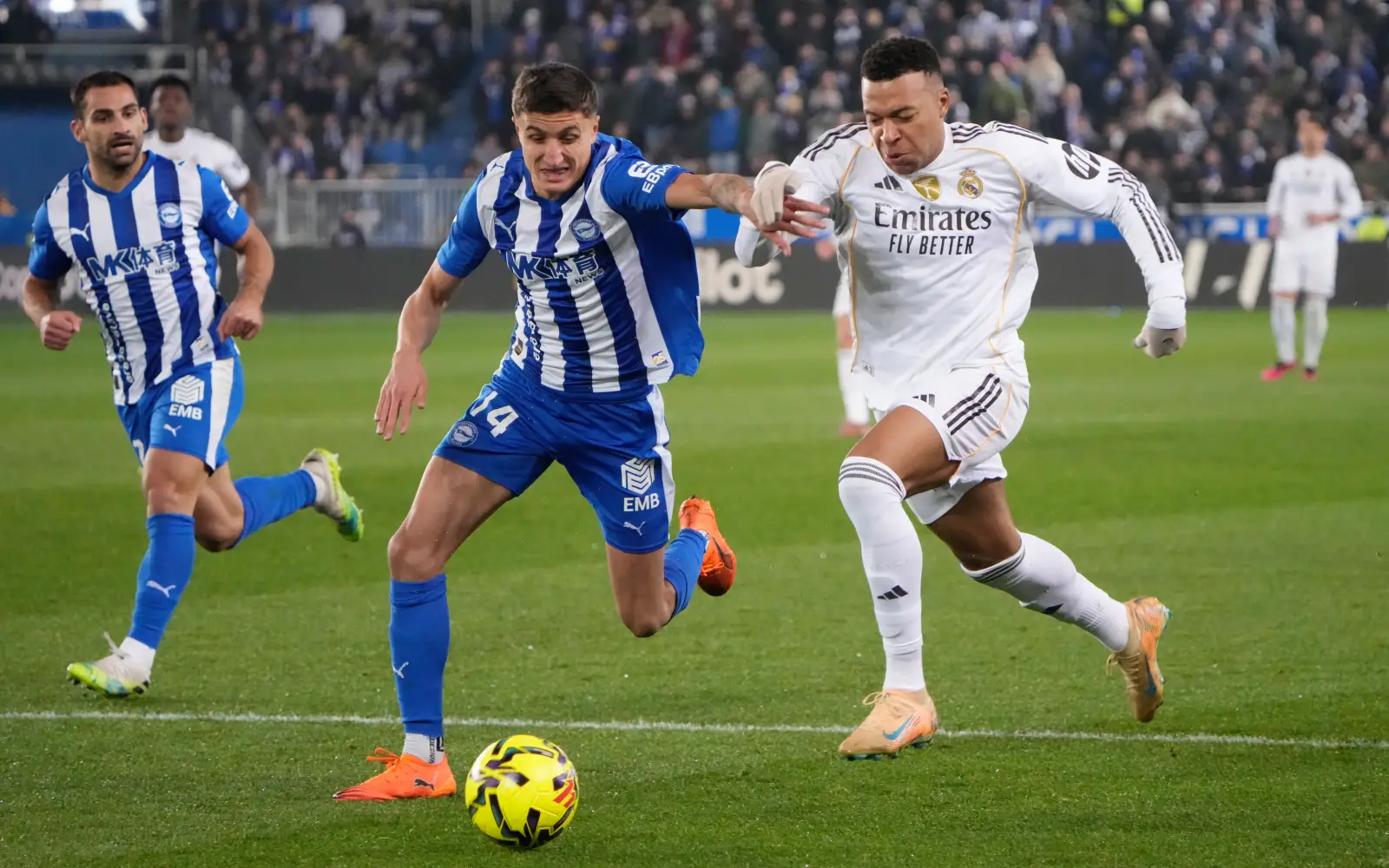 Real Madrid narrow gap on Barcelona with 2-1 win over Alaves