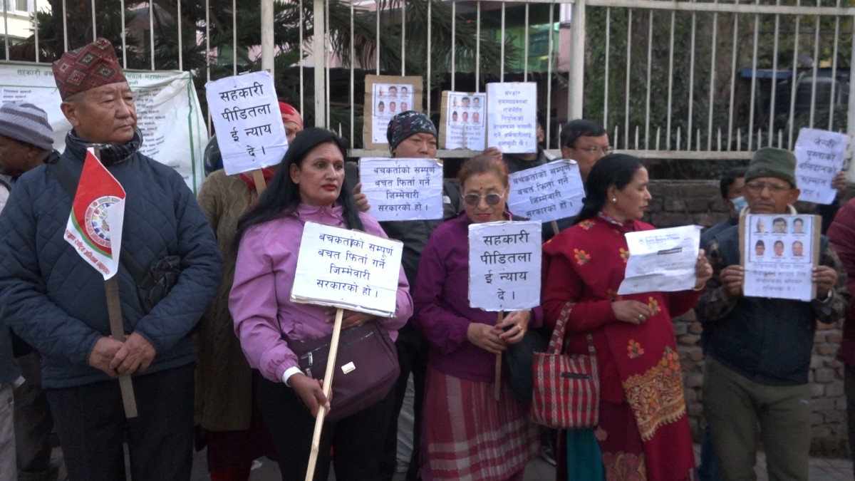 Cooperative victims continue their protest
