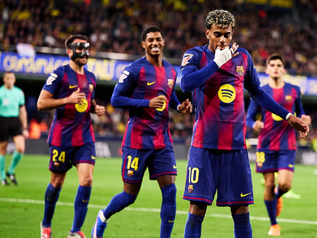 Barcelona beat 10-man villarreal 2-0 to reclaim La Liga top spot