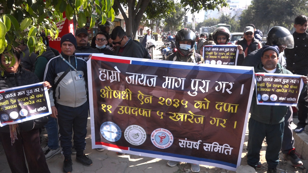 Drug traders protest over unaddressed demands, criticize govt