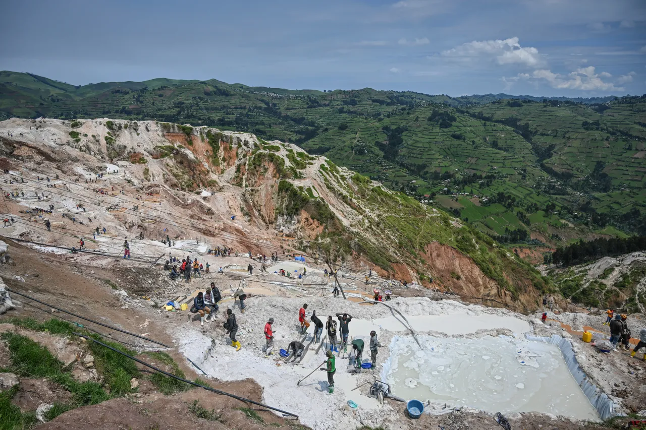 At least 200 killed in mine collapse in eastern DR Congo