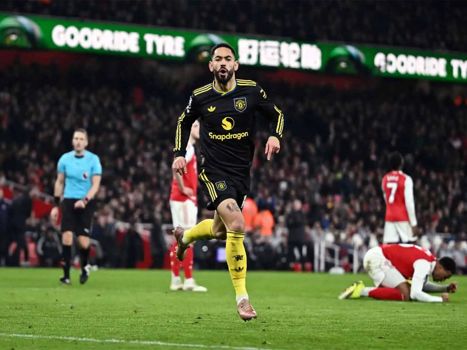 Manchester United stun Arsenal 3-2 at Emirates