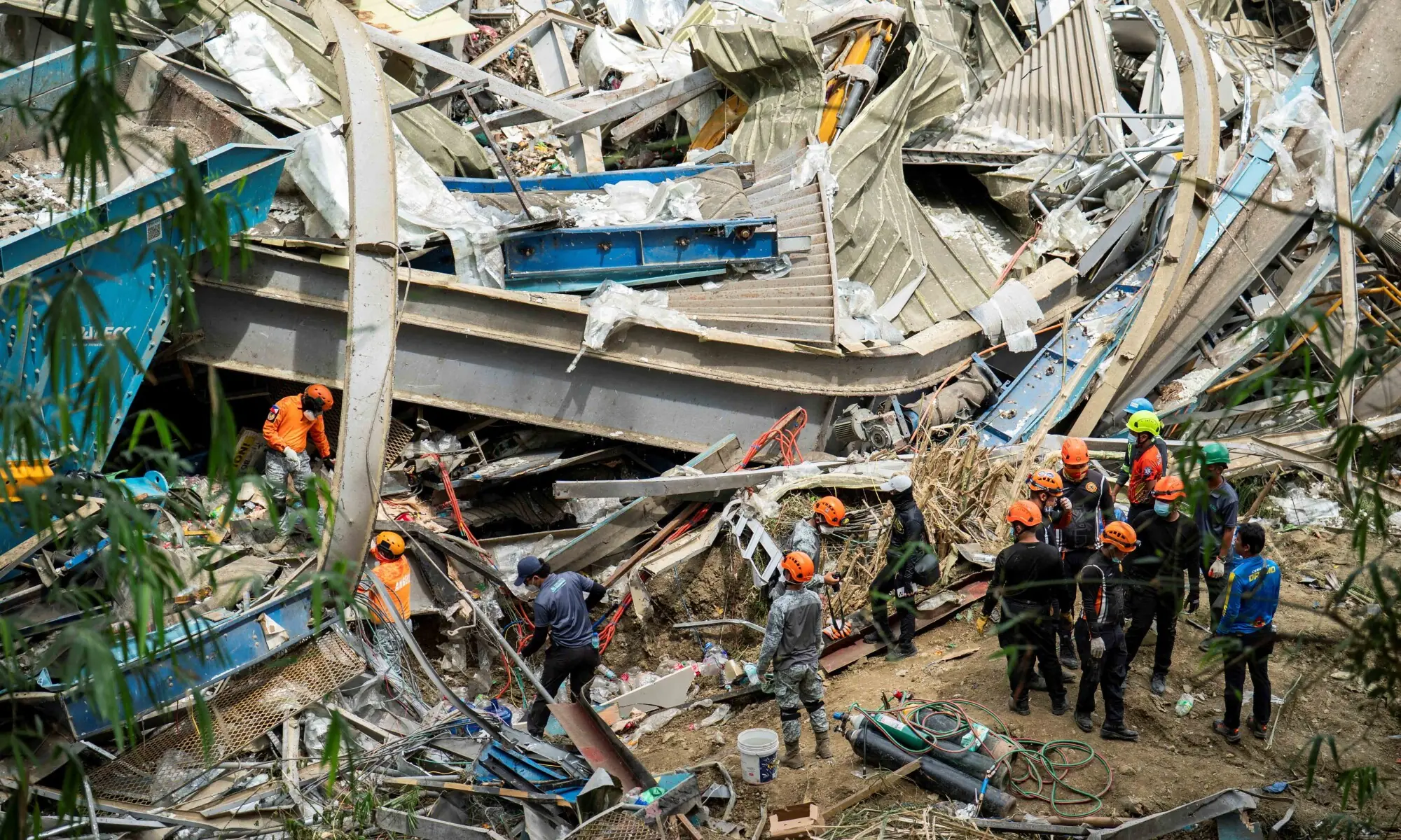 Death toll in central Philippine dumpsite collapse rises to 8