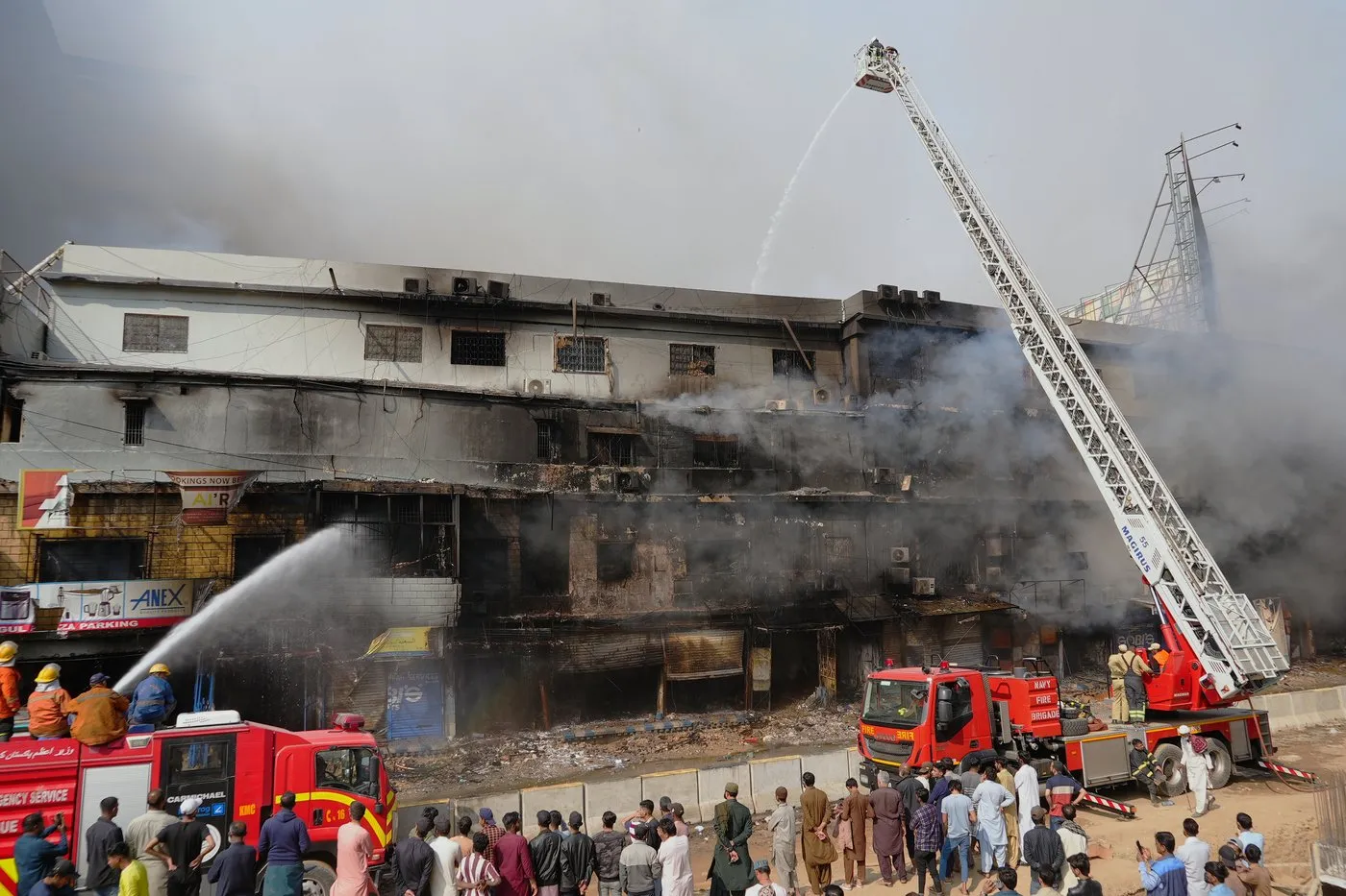 Deadly fire at Karachi shopping mall kills 6, dozens injured