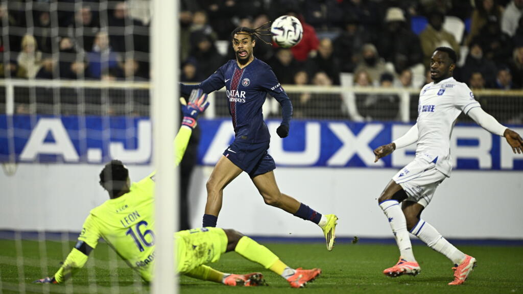 Barcola strike sends PSG back to Ligue 1 top with 1-0 win over Auxerre