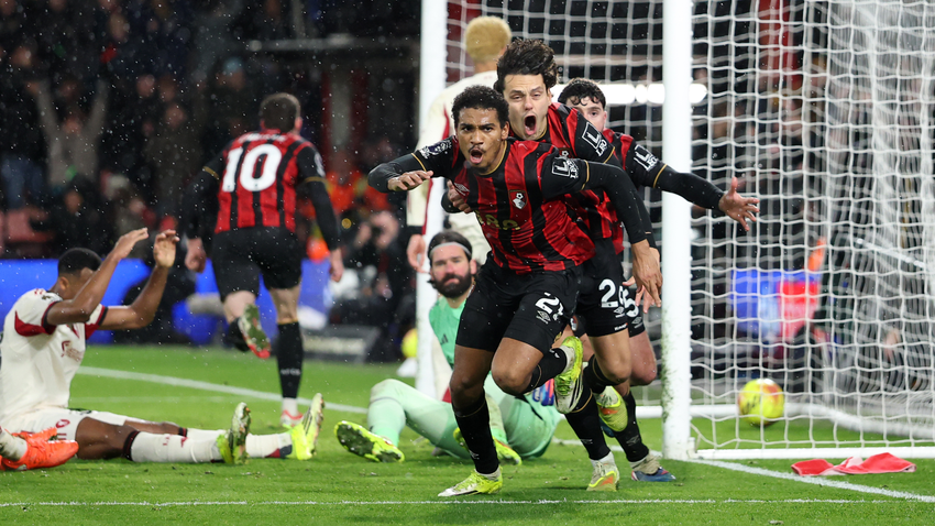 Late drama as Bournemouth beat Liverpool, City secure 2–0 win