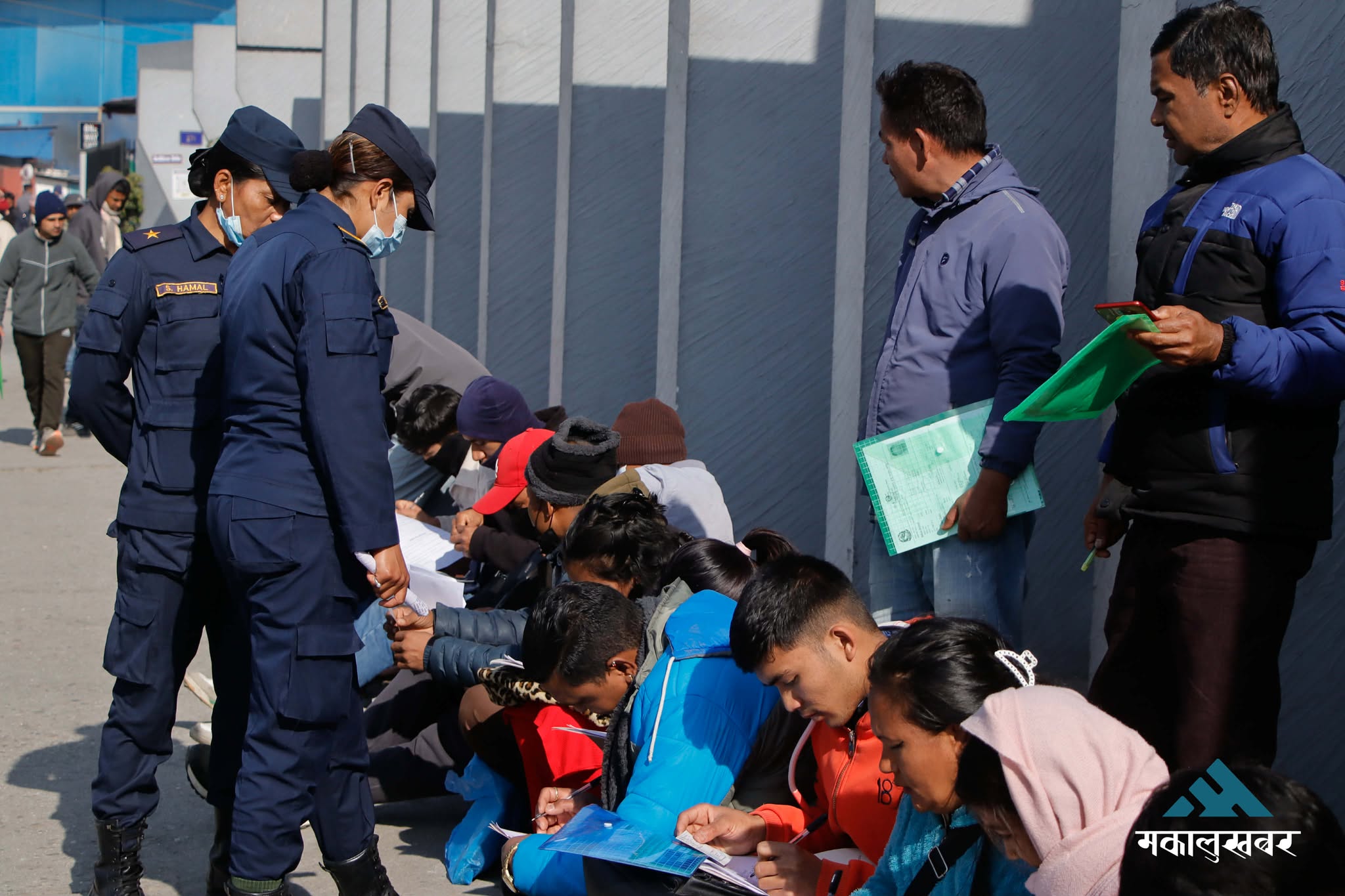 Crowd rallies to join election police (photos)