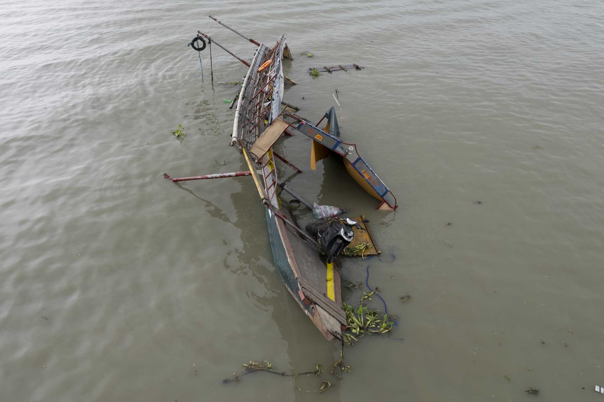 2 killed, 2 missing in boat capsize in central Vietnam