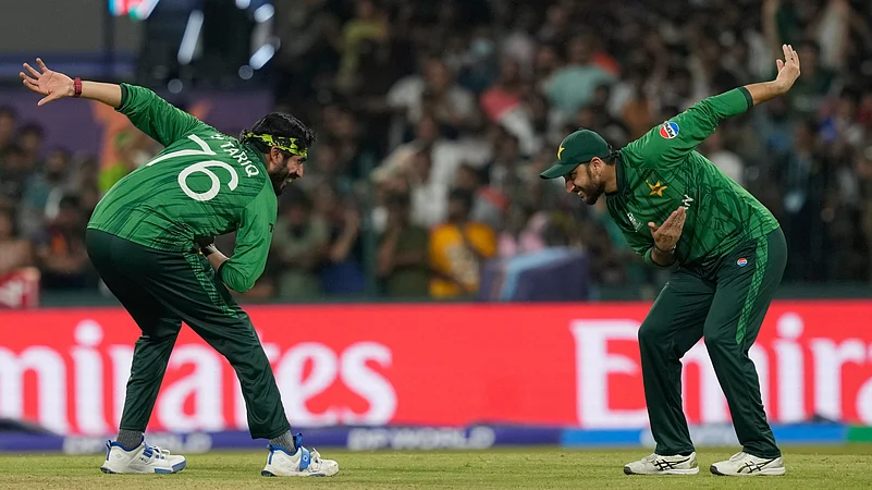 Pakistan beat USA by 32 runs to stay top of Group A